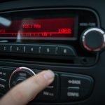 96% van de automobilisten luistert naar audio in de auto, radio het populairst.