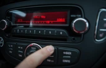 96% van de automobilisten luistert naar audio in de auto, radio het populairst.