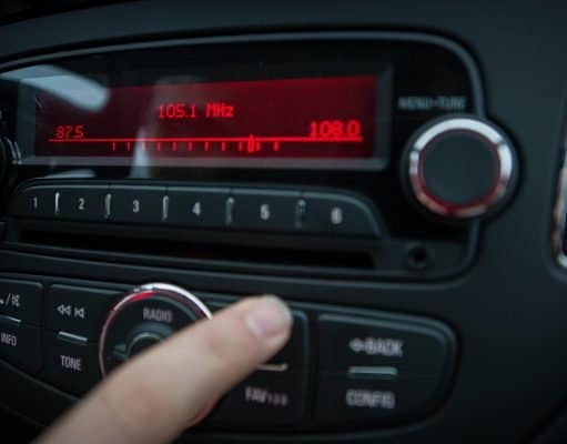 96% van de automobilisten luistert naar audio in de auto, radio het populairst.
