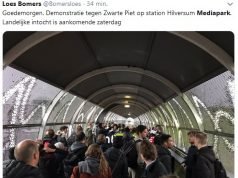Tegenstanders Zwarte Piet blokkeren toegang Mediapark vanaf station Demonstratie Mediapark