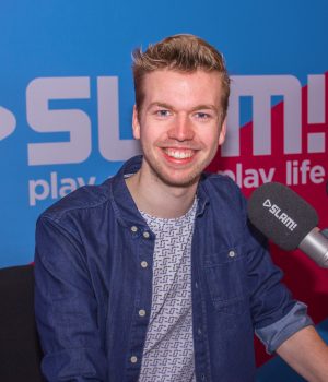 SLAM!-dj Anoûl Hendriks vraagt vriendin ten huwelijk op strand in Griekenland Anoûl Hendriks