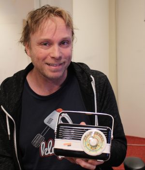 Matijn Nijhuis: “Ik wilde helemaal niet naar RTL” Matijn Nijhuis met zijn RadioFreak Award