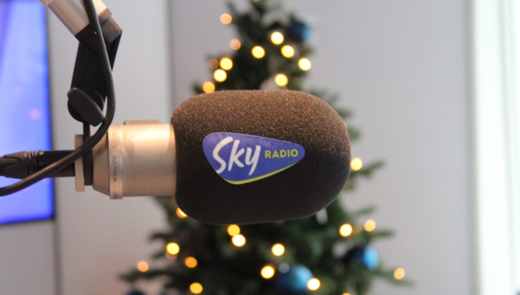 Plopkap Sky Radio met kerstboom