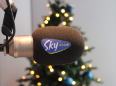 ‘Last Christmas’ voor vijfde jaar op rij op één in de Sky Radio Christmas Top 50 Plopkap Sky Radio met kerstboom