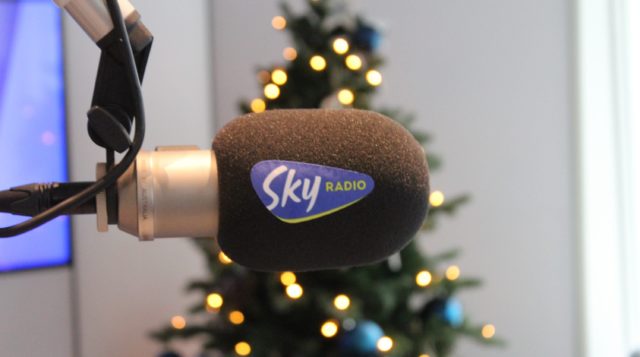 Plopkap Sky Radio met kerstboom