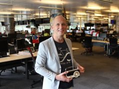 Radio Tour de France van start in coronatijd: “Met mondkapje achterop de motor” Sebastiaan Timmerman met zijn RadioFreak Award