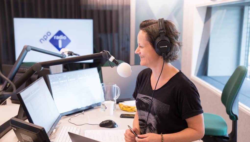 Lara Rense in de studio van NPO Radio 1