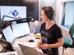 Radio 1 maakt nieuwe programma’s op basis van podcasts Lara Rense in de studio van NPO Radio 1