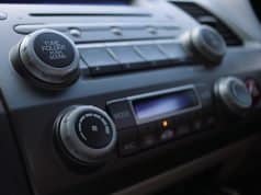 Radio luisteren in auto nog altijd populairder dan eigen playlist