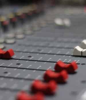 Buma/Stemra roept radiozenders op: Draai alleen nog Nederlandse muziek