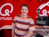 Qmusic-dj Bram Krikke brengt eigen chips op de markt