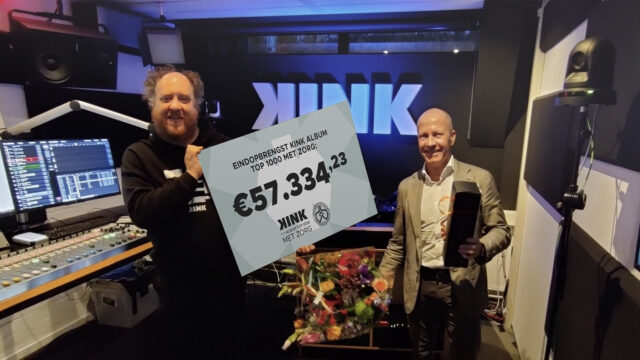 KINK-dj Tim op het Broek reikt een symbolische cheque uit aan Leon van den Toorn, voorzitter van de NVALT