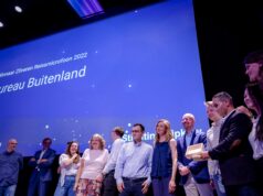 Bureau Buitenland wint Zilveren Reissmicrofoon 2022 Uitreiking Zilveren Reissmicrofoon