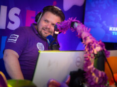 Thomas van Groningen nog lang niet klaar met radio: “Als ‘Het Oog’ ooit plek heeft, mogen ze bellen” Thomas van Groningen in de studio van Kermis FM
