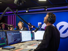 Koning Willem-Alexander schuift aan in radiostudio JOE en opent pand