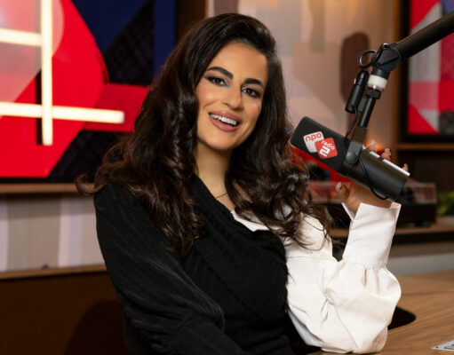 Tannaz Hajeby in tranen bij Top 2000: “Het emotioneert me echt”