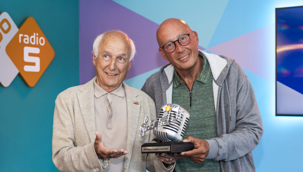Peter Koelewijn ontvangt NPO Radio 5 Evergreen Award