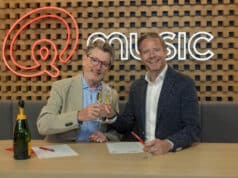 Top 40 blijft te horen op Qmusic: samenwerking verlengd Erik de Zwart (Top 40) en Robert Bernink (DPG Media)