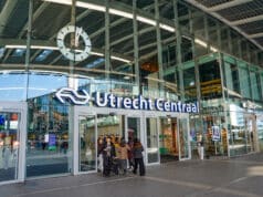 Radio Veronica maakt radio vanuit een bed op Utrecht Centraal, voor War Child Utrecht Centraal