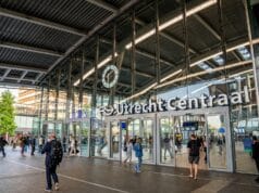 Radio Veronica maakt radio vanuit een bed op Utrecht Centraal, voor War Child